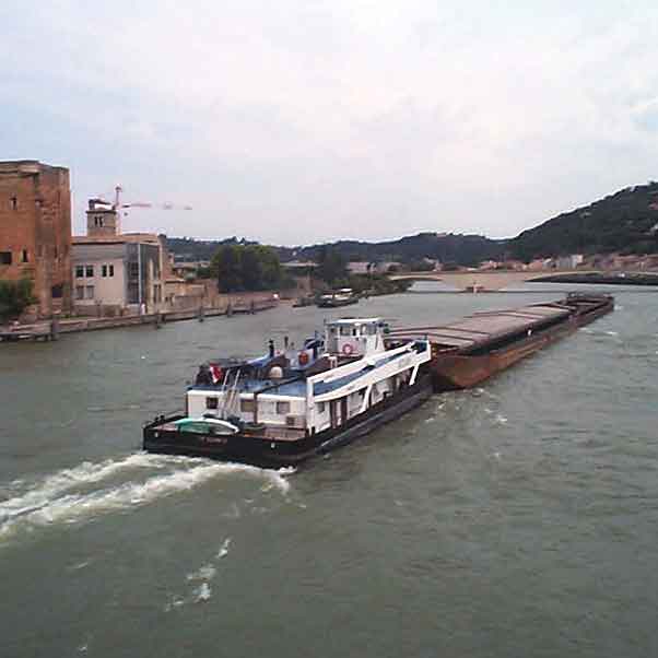 Transport fluvial en convoi poussé de 3.500 ts de minerai en provenance de Caronte et à destination de Lyon.