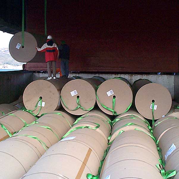 Chargement de bobines de papiers dans un caboteur fluvio-maritime à Portes-lès-Valence.
